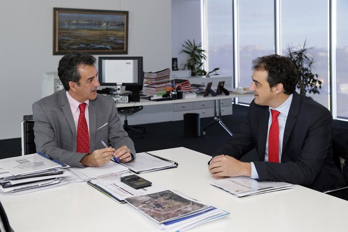 Martín se reúne con el alcalde de Alfoz de Lloredo