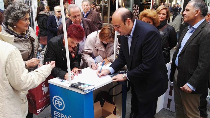 Sebastián Pérez recogiendo firmas