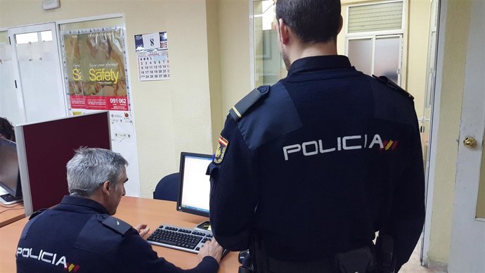 Dos agentes de Policía