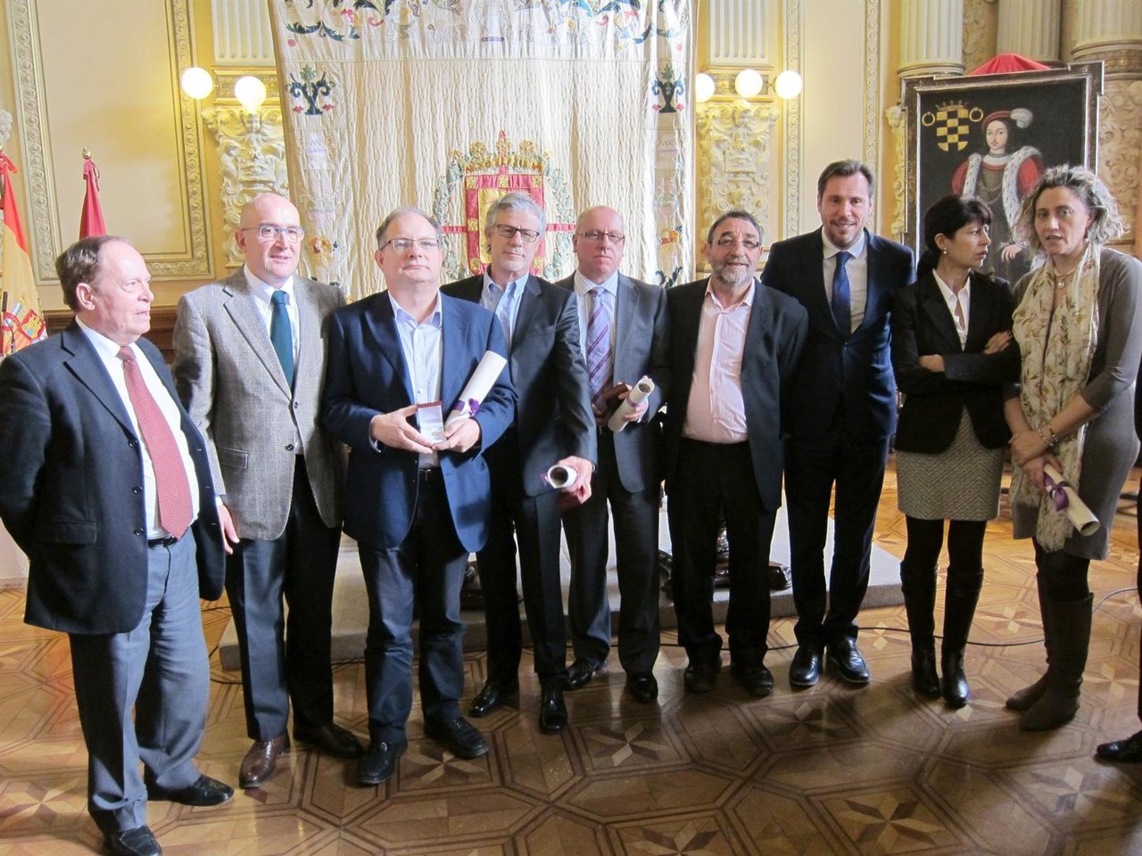 Foto de familia de autoridades y premiados