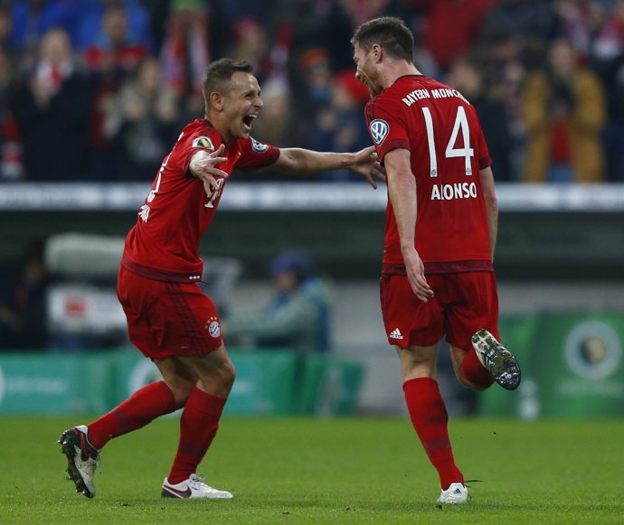 Rafinhha y Xabi Alonso celebran un gol con el Bayern Múnich