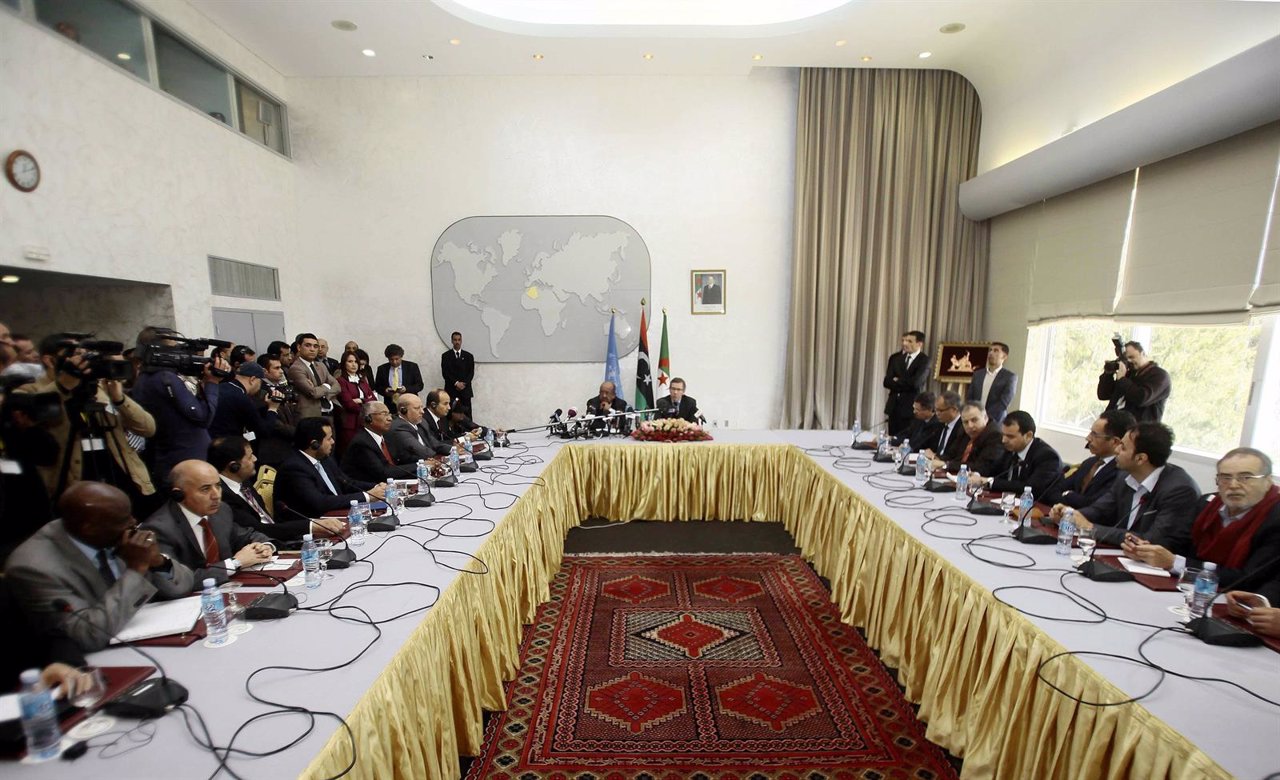 Delegados de los parlamentos libios reunidos con Bernardino León