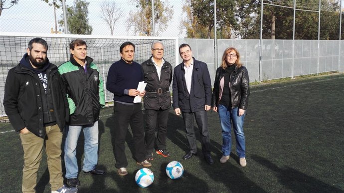 Alfred Bosch junto a representantes de clubes locales 