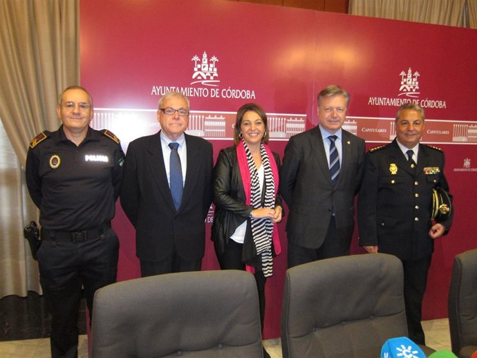 Ambrosio (centro) entre Aumente y Primo Jurado y los dos jefes policiales