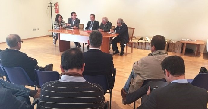 Manuel Guerra y Emilio de Llera, en el Colegio de Abogados de Huelva. 