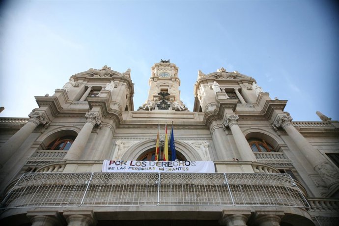 Pancarta a favor de los derechos de las persoans migrantes en el Ayuntamiento