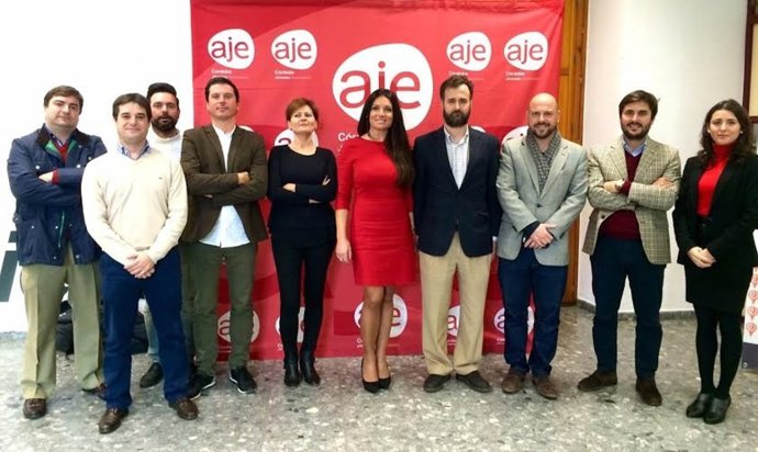 Chacón (centro) ha vuelto a ser elegida presidenta de la asociación