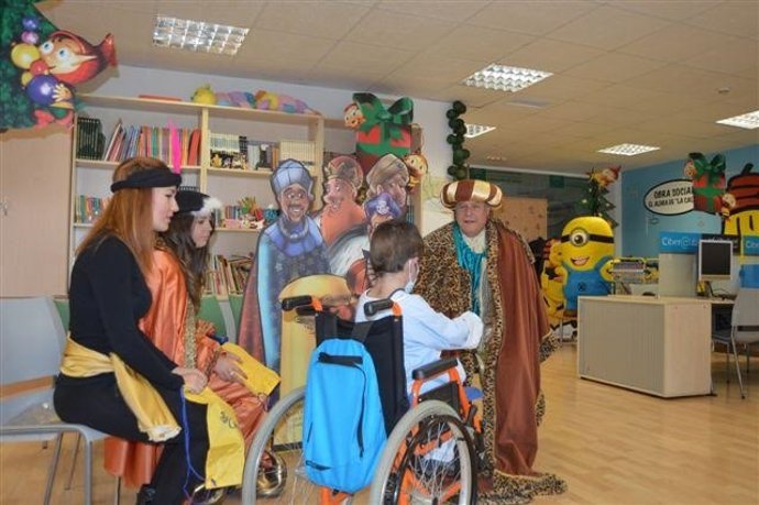 Voluntarios de Correos recogen las cartas dirigidas a los Reyes Magos