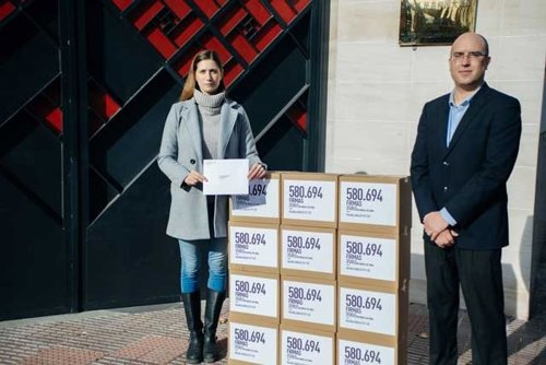 Entrega de firmas de Igualdad Animal contra el comercio de carne y piel de perro