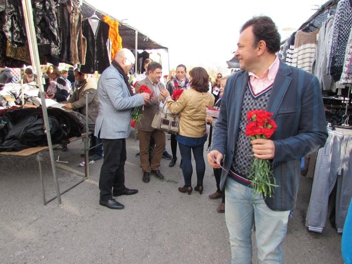 Zelaya observa a Reyes y Fernández en el reparto electoral.