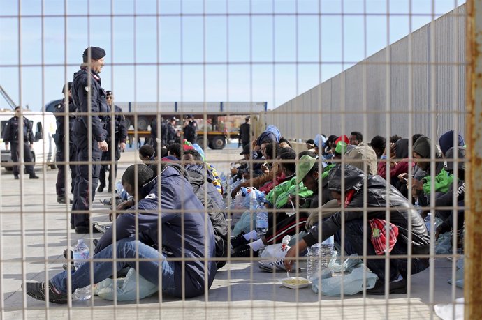 Varios inmigrantes retenidos en el puerto de Lampedusa
