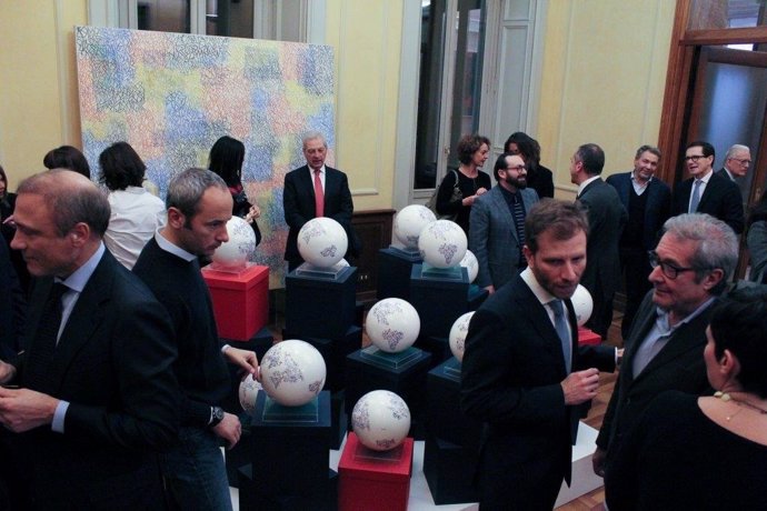 Sergi Barnils dona esculturas a una maratón benéfica de la televisión italiana
