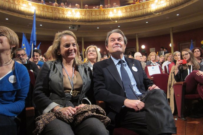 Helena Rakosnik y Artur Mas en el Teatre Principal de Sabadell (Barcelona) 