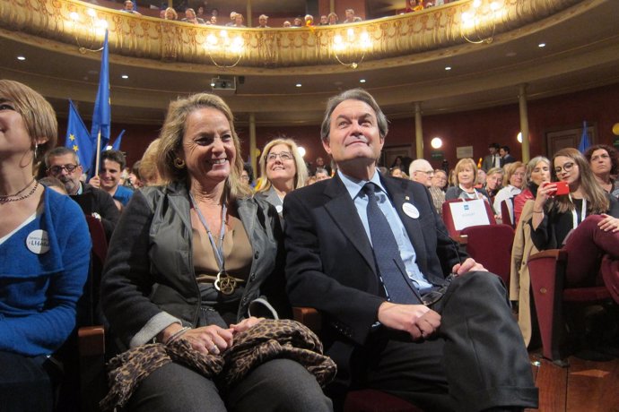 Helena Rakosnik y Artur Mas en el Teatre Principal de Sabadell (Barcelona) 