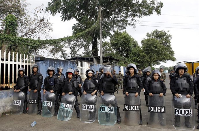 Nicaraguan riot police stand at the border between Costa Rica and Nicaragua in P