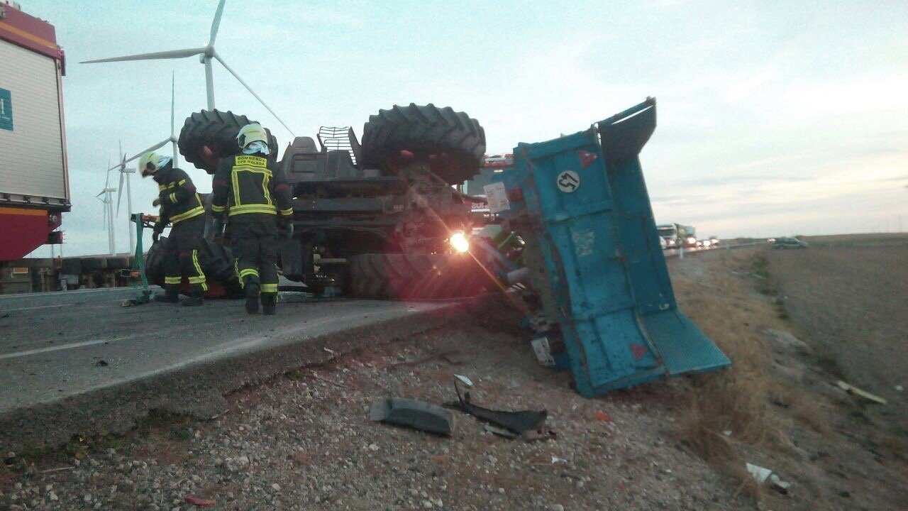 Accidente de tráfico entre un camión y un tractor en Teba CPB
