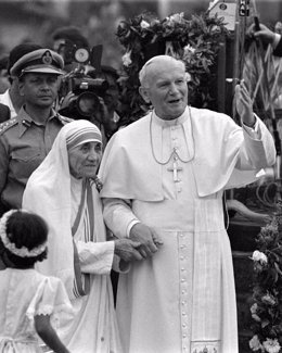 El Papa Juan Pablo sujeta la mano de la Madre Teresa