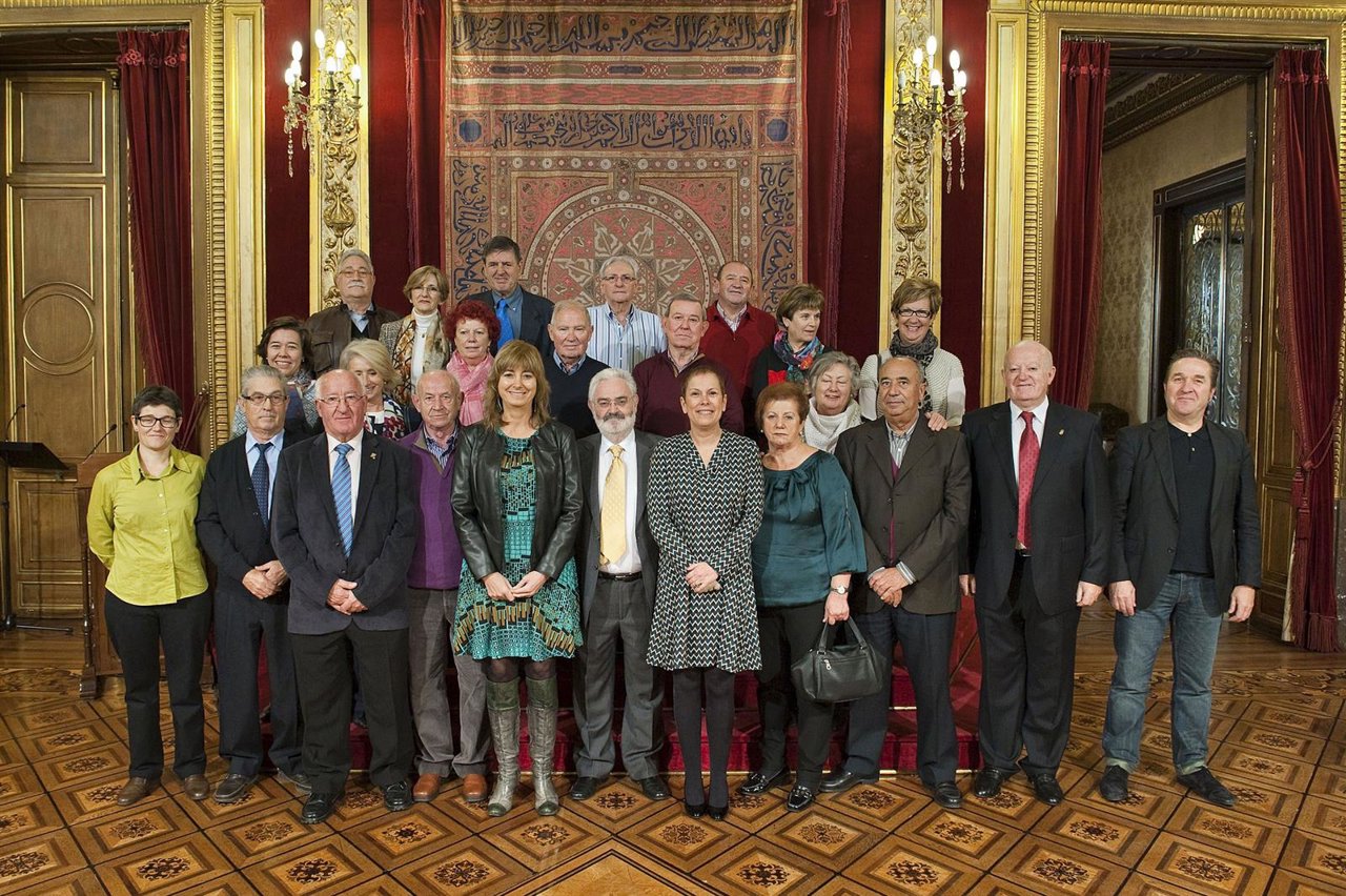 Uxue Barkos y Ana Ollo con representantes de centros navarros en España