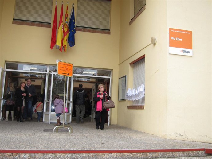Un Colegio (Río Ebro) Electoral De Zaragoza