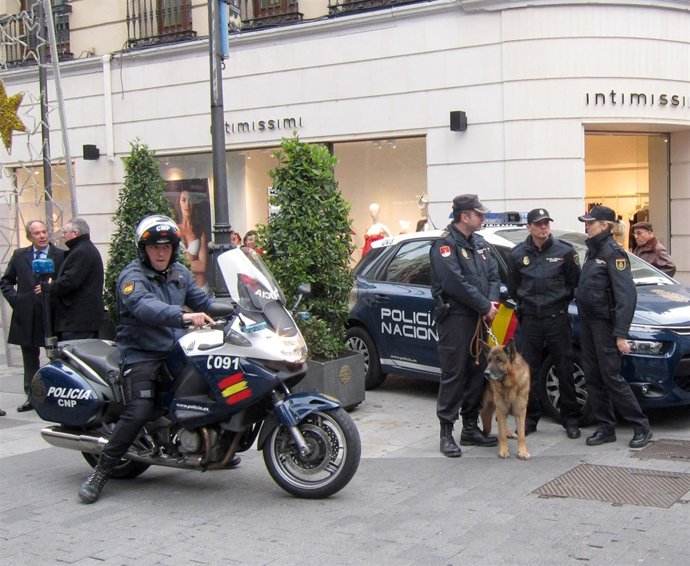 Policía Nacional en la calle Santiago