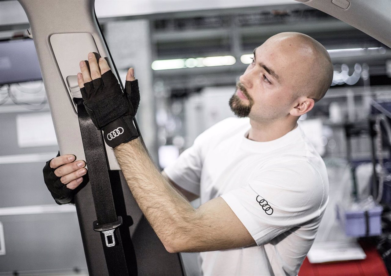 Trabajador de Audi con guantes ortopédicos