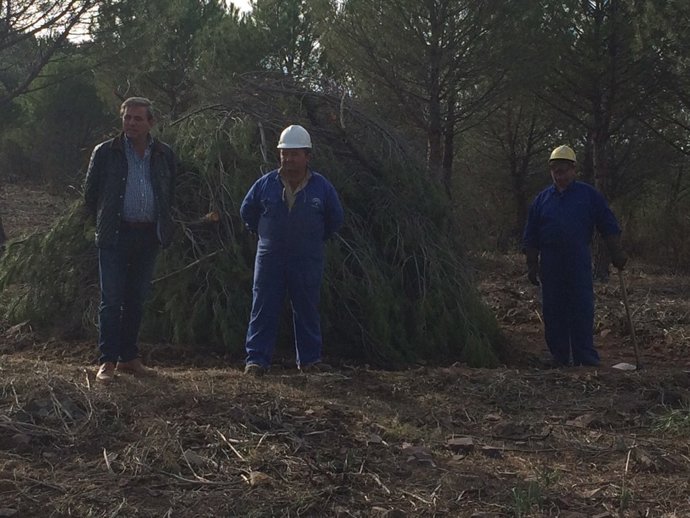 Juan Egenio Ortega visitando los trabajos del cortafuegos