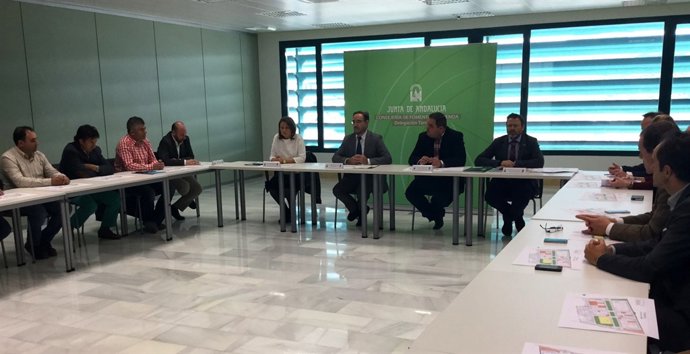 López (2i) en el encuentro con empresarios.