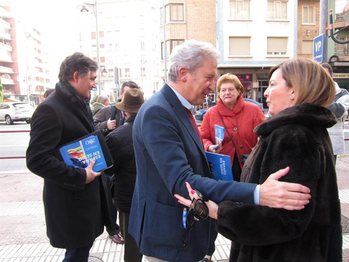 Candidatos del PP reparten publicidad en las calles de Logroño