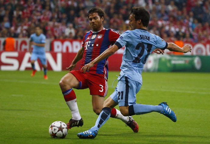 Xabi Alonso y David Silva en el partido Bayern Munich - Manchester City