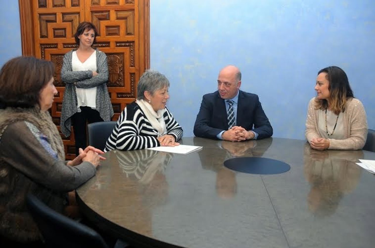 Ruiz (centro) suscribe el convenio con contra la violencia a las m