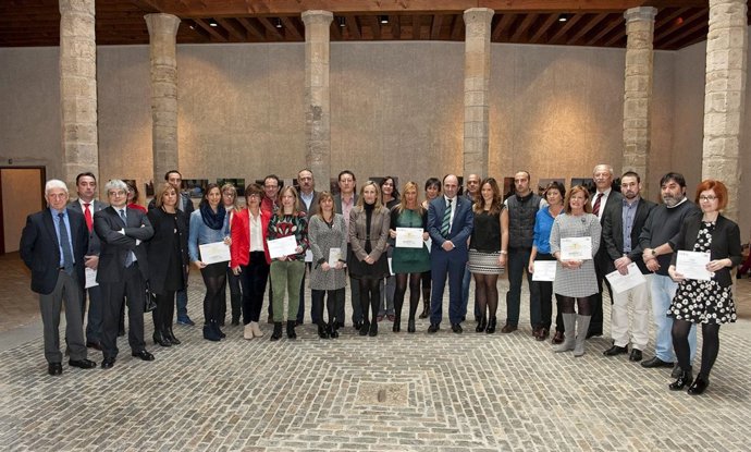 Manu Ayerdi entre diplomas a empresas.
