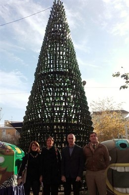 Árbol Realizado Con Envases De Vidrio Reciclado