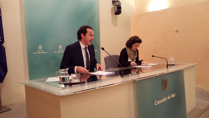 El portavoz del Govern, Marc Pons, y la consellera de Servicios Sociales
