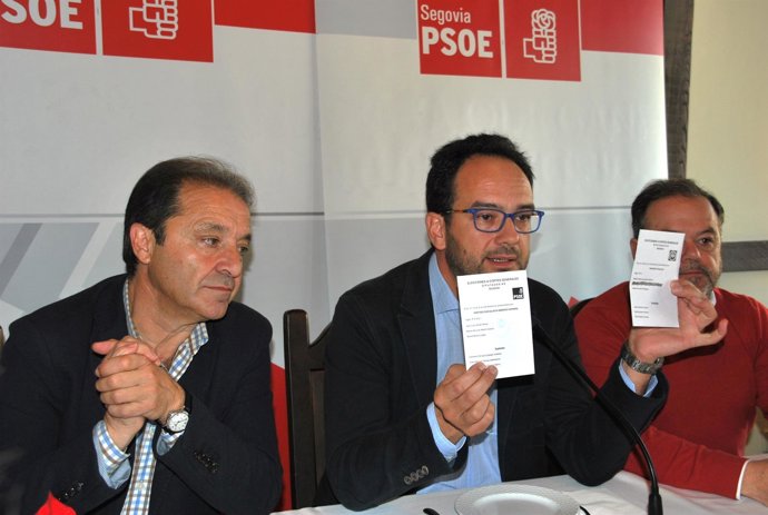 Hernando muestra las papeletas electorales