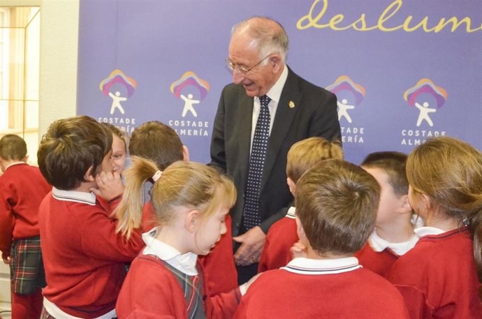 El presidente Gabriel Amat ha recibido a un grupo de escolares.