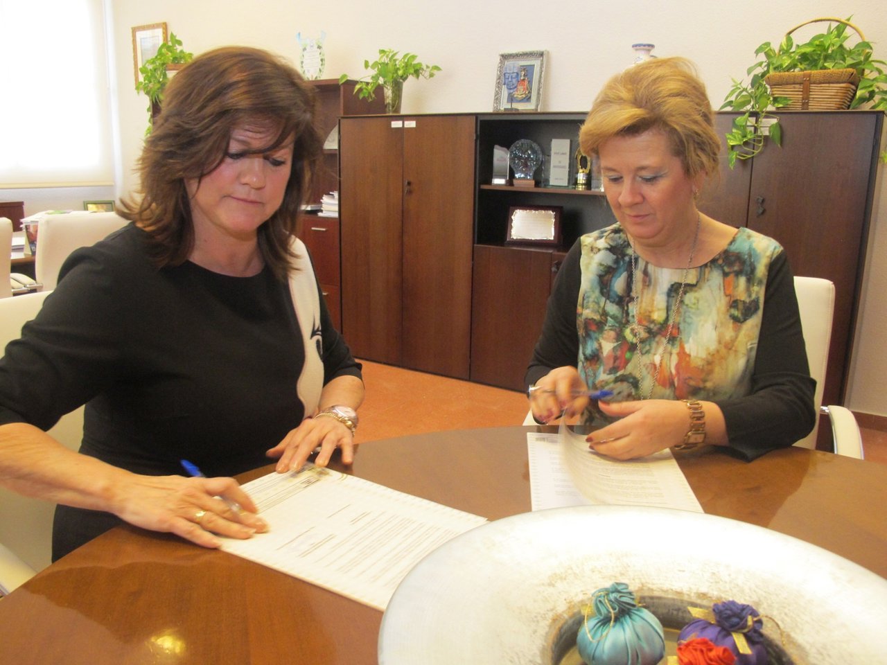 Firma del convenio para el programa de ayudas económicas familiares