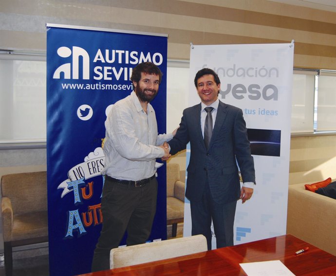 Firma entre Autismo Sevilla y Fundación Ayesa