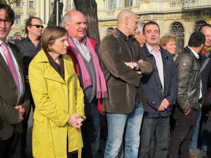 El líder de Erc Alfred Bosch, junto a representantes políticos