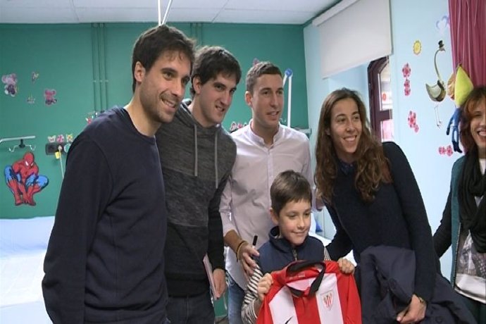 Jugadores del Athletic con niños ingresados en Basurto