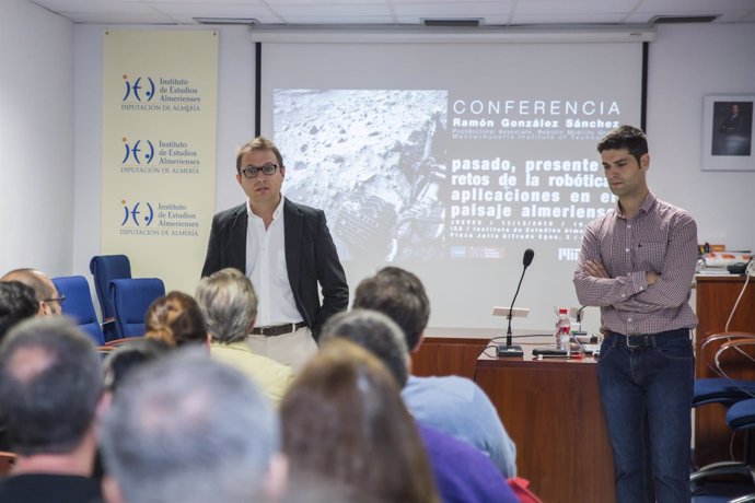 Ramón González habla sobre el futuro de la robótica en el IEA.