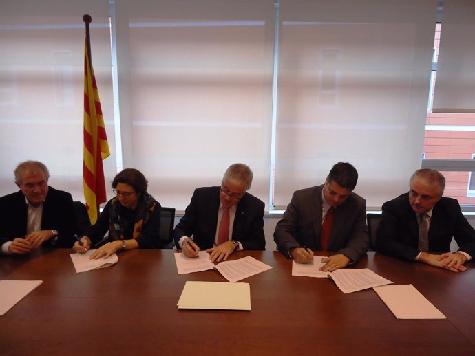 Momento de la firma del convenio entre Endesa y Eléctrica de Guixés