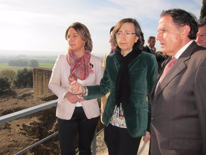 Rosa Aguilar (centro), con Isabel Ambrosio y Antonio Pascual en Medina Azahara