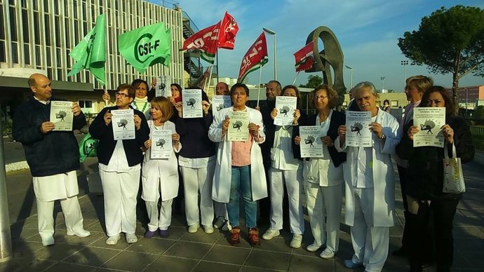 Unos 300 sanitarios se concentran en tres hospitales sevillanos