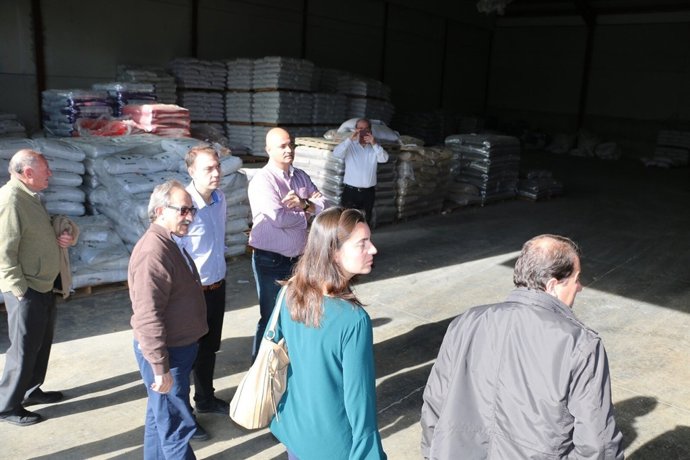 El delegado en la visita a la cooperativa de los Tajos de Alhama.