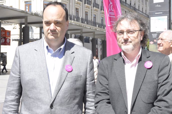 Los candidatos de UPyD Jesús López (izda.) y José Luis Lajara (dcha.).