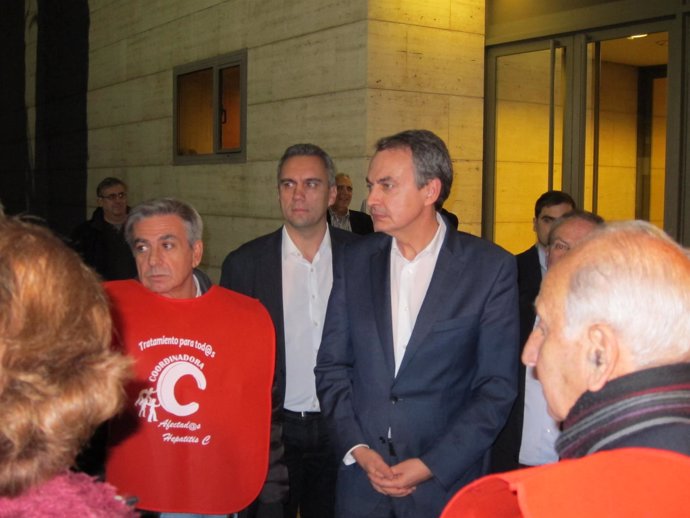 Zapatero con afectados por hepatitis C en el cierre de campaña en Valladolid