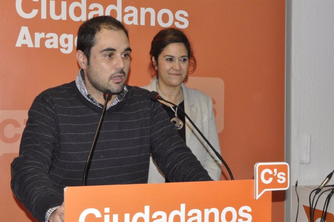 El candidato de C's Zaragoza, Rodrigo Gómez, y la portavoz Susana Gaspar. 