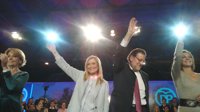 Rajoy comparte mantel con Aguirre, Cifuentes, Cospedal y Santamaria en la cena-mitin de cierre de campaña