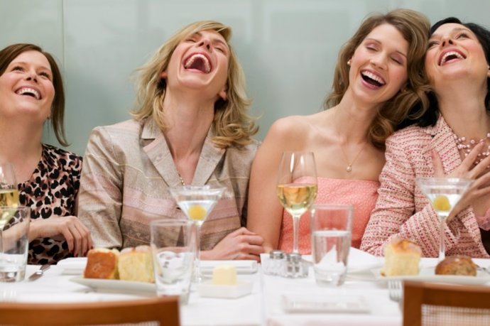 Mujeres, risa, restaurante, comida, alegría