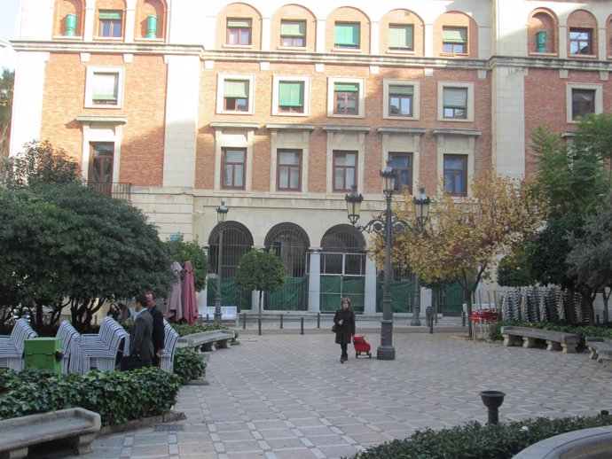 Edificio de Hacienda desde la plaza Deán Mazas